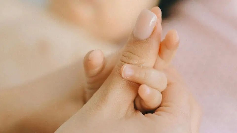 மருத்துவமனையில் அலட்சியம்.. தொப்புள் கொடியை வெட்டும்போது நேர்ந்த விபரீதம்.. பச்சிளம் குழந்தையின் விரலை துண்டித்த நர்ஸ்.. வைரல் செய்தி..!!