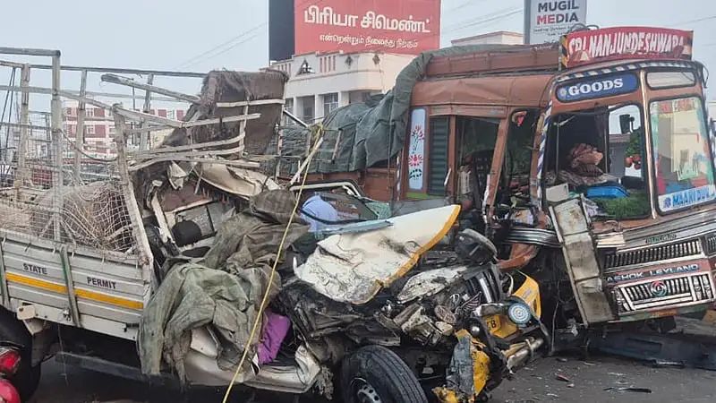 மினி லாரி மோதி சுழன்றதில் சிக்கிய பைக்.. தூக்க கலக்கத்தால் பறிபோன 3 உயிர்கள்.. நாமக்கல் விபத்தின் பகீர் தகவல்கள்..!!