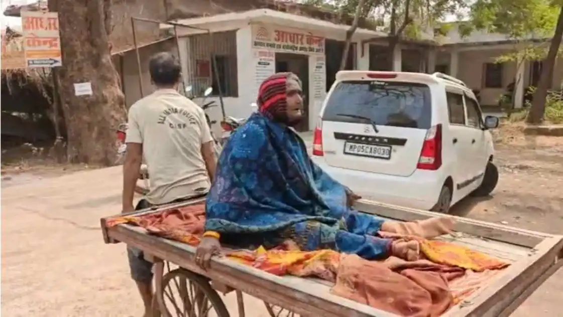 ஆட்டோக்காரர்கள் கேட்ட 500 ரூபாய்.. 3 கிலோமீட்டர் கை வண்டியில் வந்த மூதாட்டி.. 70 வயது பாட்டிக்காக சுமைதூக்கும் தொழிலாளி செய்த பேருதவி..!!