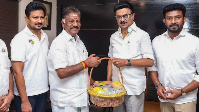 “இபிஎஸ்-ஐ அடிக்க வேற வழியே இல்ல” திமுகவுடன் கைகொர்க்கும் ஓபிஎஸ்…? வைத்திலிங்கம் சொன்ன ‘அந்த’ ரகசியம்…..!!