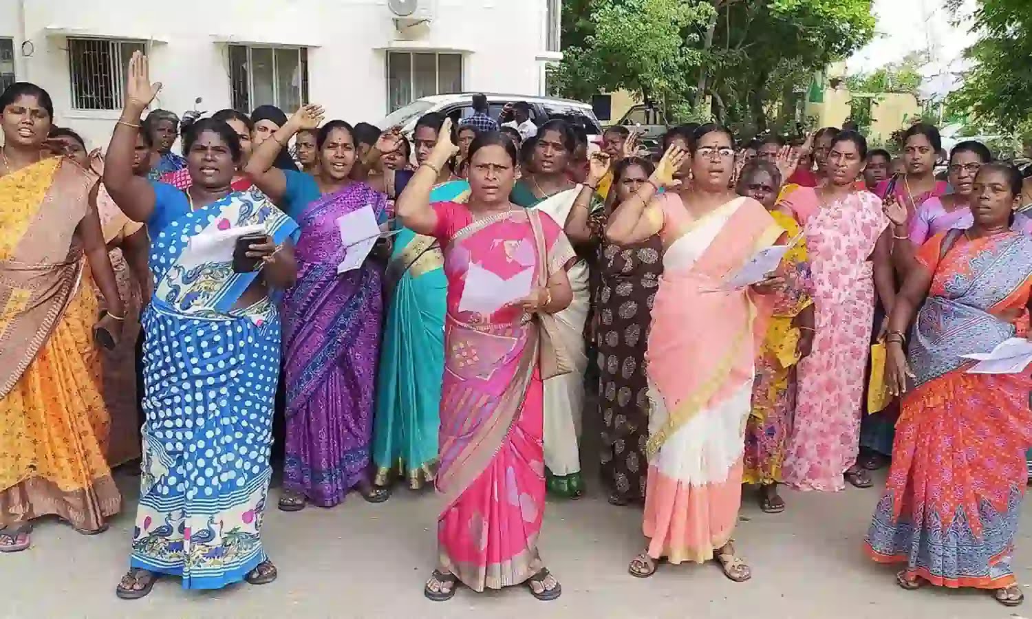 “குழந்தைங்க சாப்பாட்டுக்கு என்ன பண்ணுவாங்க?” ​நாளை முதல் ஸ்ட்ரைக்….  வாக்குறுதி 313-ஐ நிறைவேத்துங்க…. கலக்கத்தில் பெற்றோர்….!!