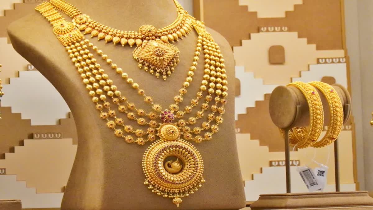காலையில் ரூ. 1.21 லட்சம்…. இப்போ ரூ. 1.24 லட்சம்…. மின்னல் வேகத்தில் எகிறும் தங்கம்…. அதிர்ச்சியில் இல்லத்தரசிகள்….!!