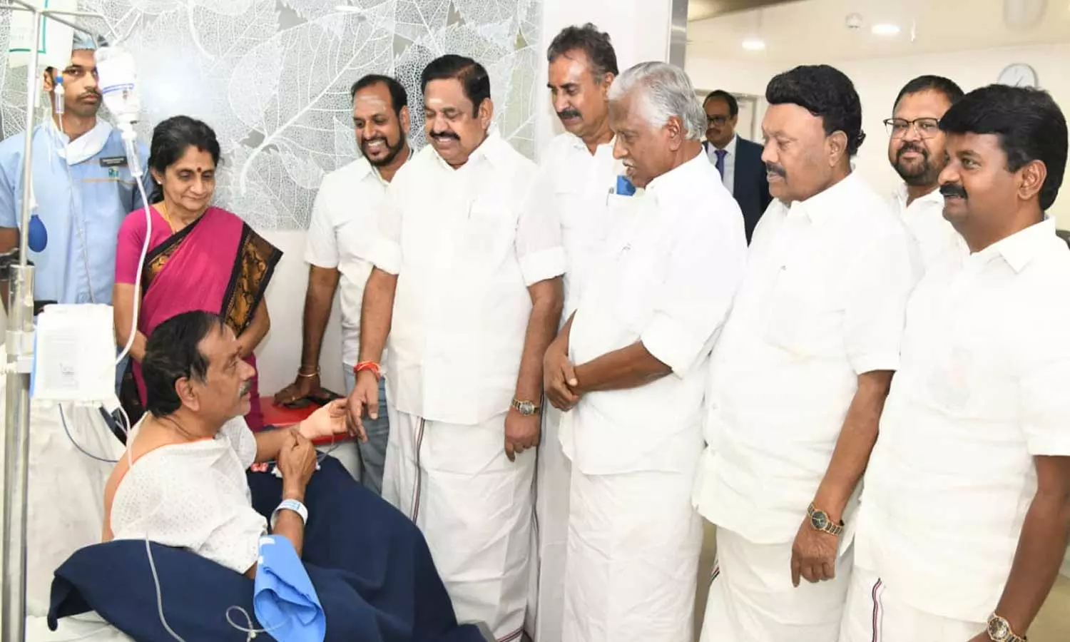 பதறிப்போய் அப்பல்லோ வந்த ஈ.பி.எஸ்…. “எப்படி இருக்கீங்க ராஜா சார்?” அந்த நெகிழ்ச்சியான சந்திப்பு….!!
