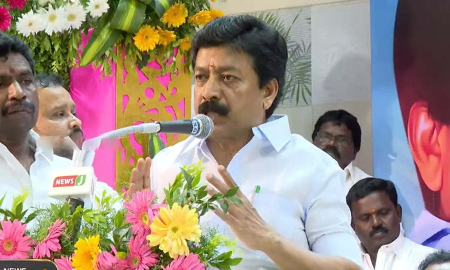 காந்தி என்ன ராமர் என்ன..? “ராமன் ஆண்டாலும் ராவணன் ஆண்டாலும் சோறு தான் முக்கியம்”… இந்திரா காந்தியை அடிச்சுட்டு திமுகவுக்கு திடீர்  பாசம்… அதிமுக சிவி சண்முகம் பரபர…!!