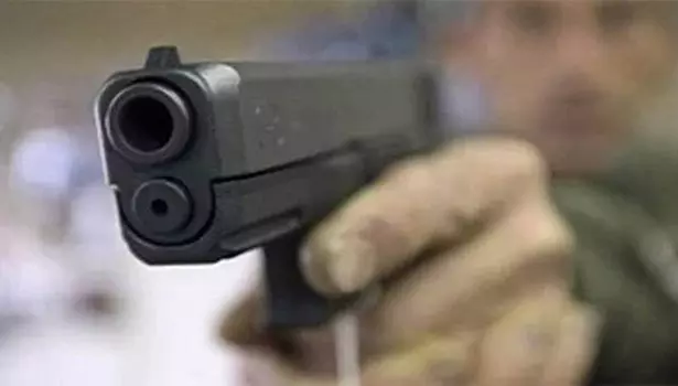 சக மாணவியை துப்பாக்கியால் தலையில் சுட்டு கொன்ற மாணவன்… பின் தானும்… உயிருக்கு போராடும் இளைஞன்… அதிர்ச்சி சம்பவம்…!!!