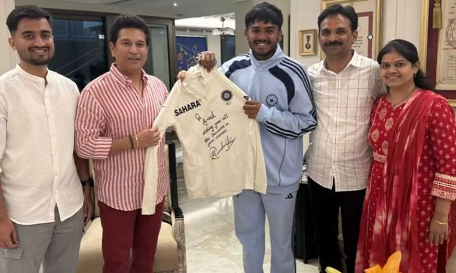 அடுத்த சச்சின் யார்..? “இங்கிலாந்தை துவம்சம் செய்த இளம் சிங்கங்கள்”.. உலகக்கோப்பை நாயகனுக்கு கடைசி ஜெர்சியை பரிசாக வழங்கிய ஜாம்பவான்”… நெகிழ்ச்சி வீடியோ..!!