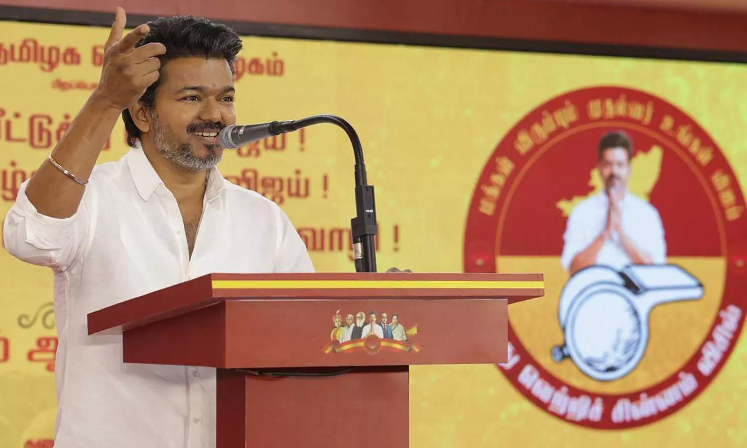 “இலவசங்கள் வேண்டாம்னு சொன்னீங்களே விஜய்?” இப்ப மகளிருக்கு மாதம் ₹2500…. தளபதியின் அறிவிப்பால் சர்ச்சை….!!