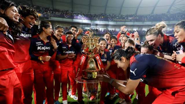 WPL T20: “கோப்பை எங்களுக்குத்தான்” டெல்லியை தட்டித்தூக்கிய RCB சிங்கப்பெண்கள்…. கொண்டாட்டத்தில் ரசிகர்கள்….!!
