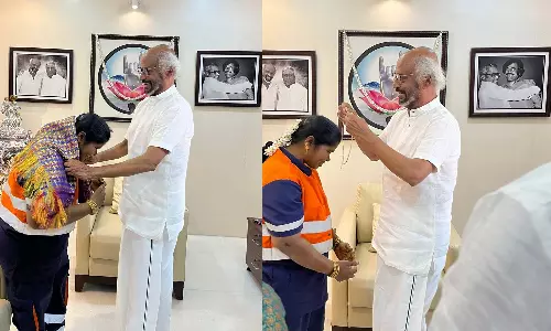 அடடே..! தூய்மை பணியாளர் பத்மாவால் நெகிழ்ந்து போன சூப்பர் ஸ்டார் ரஜினிகாந்த்… வீட்டிற்கு அழைத்து தங்க சங்கிலியை பரிசாக கொடுத்து பாராட்டு..!!