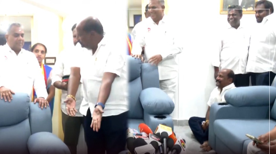 “நீங்க உட்காருங்க!.. இல்ல நீங்க தான்!”… தவெக சந்திப்பு கூட்டத்தில் நடந்த சுவாரசிய சம்பவம்.. தரையில் அமர்ந்து அடம்பிடித்த மாவட்ட செயலாளர்… வைரலாகும் பாசப் போராட்ட வீடியோ..!!!