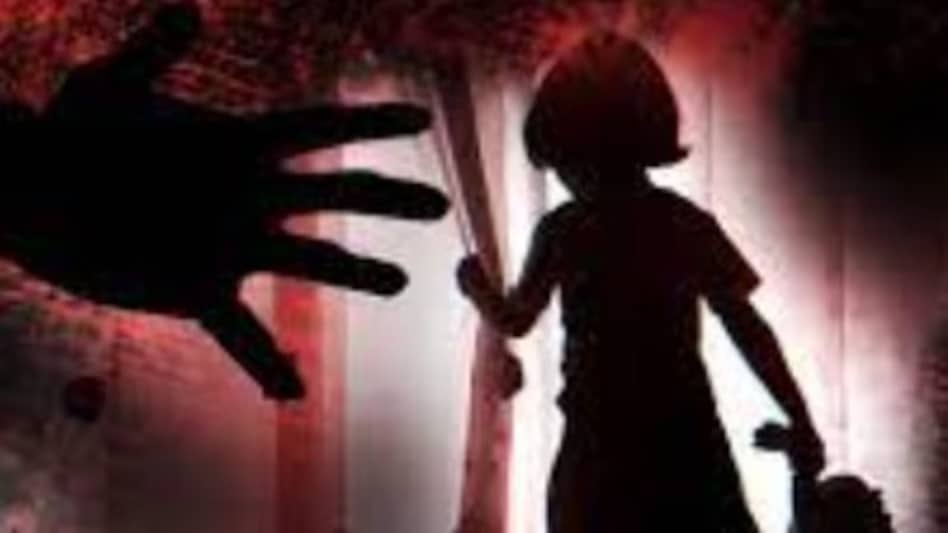 நடுங்கிப்போன தமிழகம்..! “ஒரே நாளில் 3, 12 வயது சிறுமிகளுக்கு பாலியல் தொல்லை”… முதியவர்கள் செய்த கொடூரம்… கொந்தளித்த நாமக்கல் மக்கள்…!!