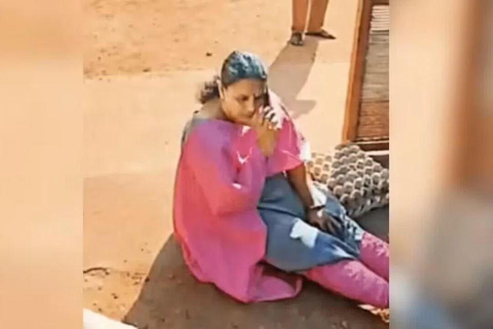 “சுடிதார் போட்டா தப்பா?” – ஸ்கூல் வாசலில் தடுத்து நிறுத்தப்பட்ட HM…. வெடித்த புது சர்ச்சை…..!!