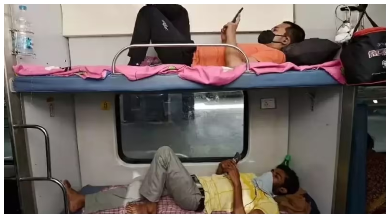 ஒரே படுக்கையை இருவர் பகிர்ந்து கொள்ளும் போது, முழு கட்டணம் வசூலிப்பது அநீதி… ரயில்வேயை வெளுத்து வாங்கிய நாடாளுமன்ற குழு…!!!