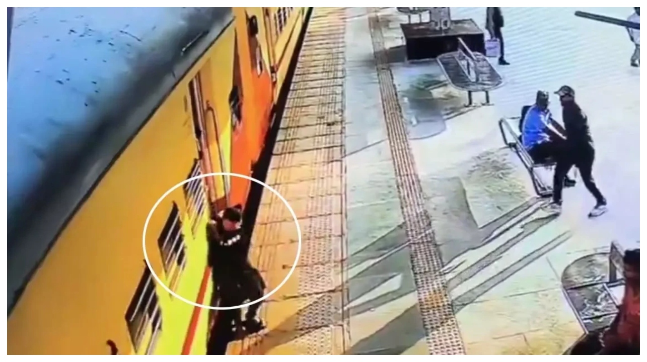 யார் இந்த கடவுள் தூதன்?… எமனையே எதிர்த்து நின்ற ரயில்வே ஊழியர் – வைரலாகும் நெஞ்சை பதறவைக்கும் காட்சி…!!!