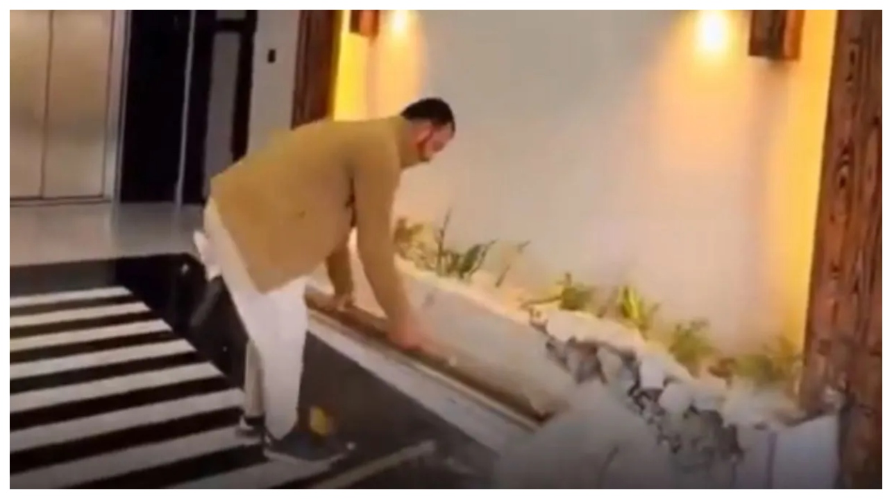 இத பாருப்பா உன் பில்டிங்… காண்ட்ராக்டரின் கோபத்தால் உருக்குலைந்த சொகுசு வீடு… இணையத்தை அதிரவைக்கும் வீடியோ..!!!