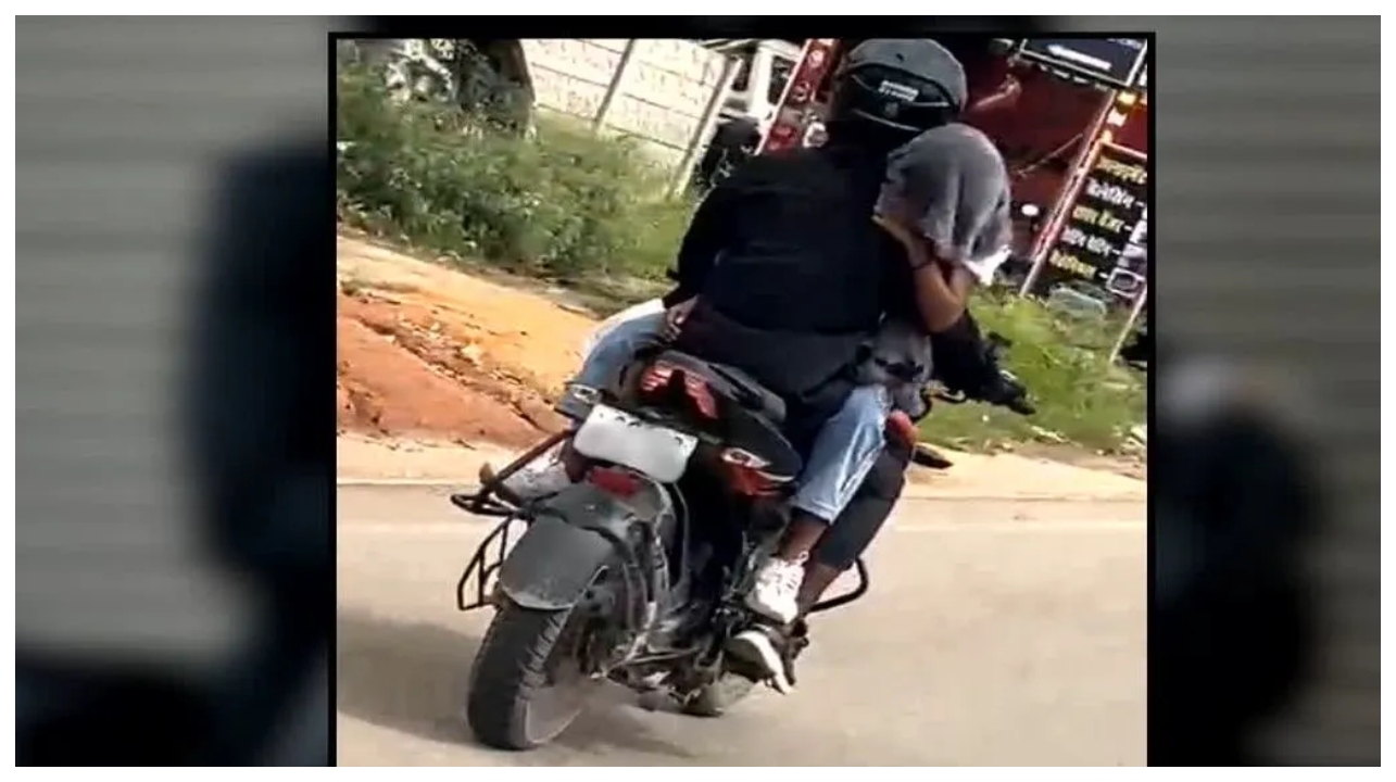 காதல் கண்ணை மறைக்குது சரி… அதுக்காக இப்படியா? – நடுரோட்டில் உயிரைப் பணையம் வைத்த காதலர்கள்… பகீர் வீடியோ…!!!
