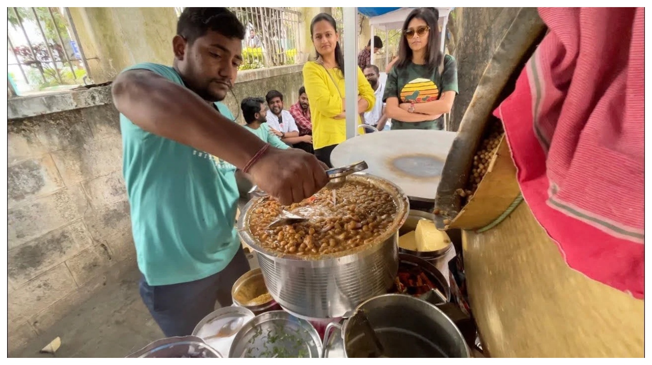 காசு வேண்டாம் மகளே – வீதியோர வியாபாரியின் செயலால் நெகிழ்ந்து போன வெளிநாட்டுப் பெண்… வைரலாகும் வீடியோ..!!!