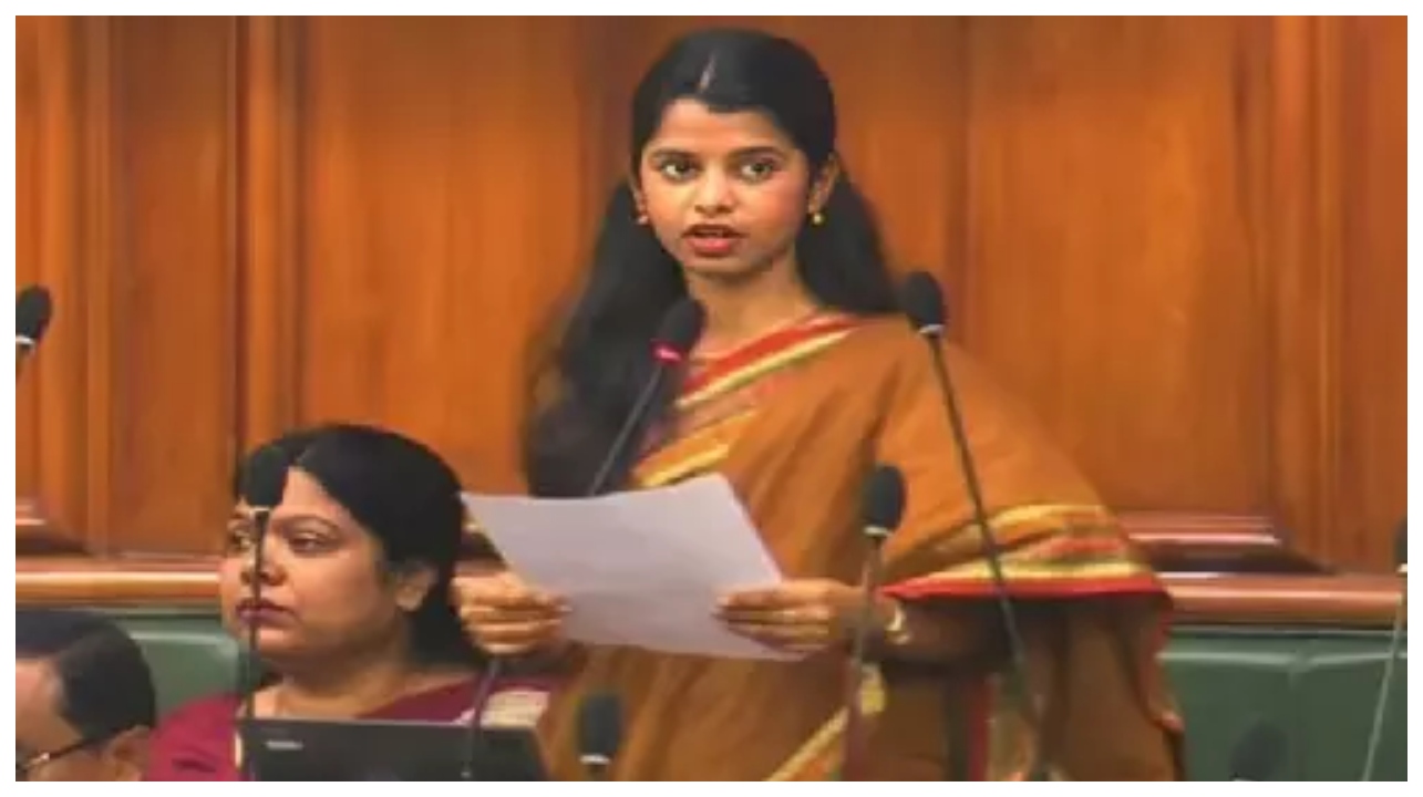 இதென்ன மேஜிக்?… தமிழ் தெரியாது, ஆனா உச்சரிப்பு மட்டும் எப்படி?… யார் இந்த மைதிலி தாக்கூர்? – வீடியோவை பார்த்து வாயடைத்துப் போன தமிழகம்…!!!