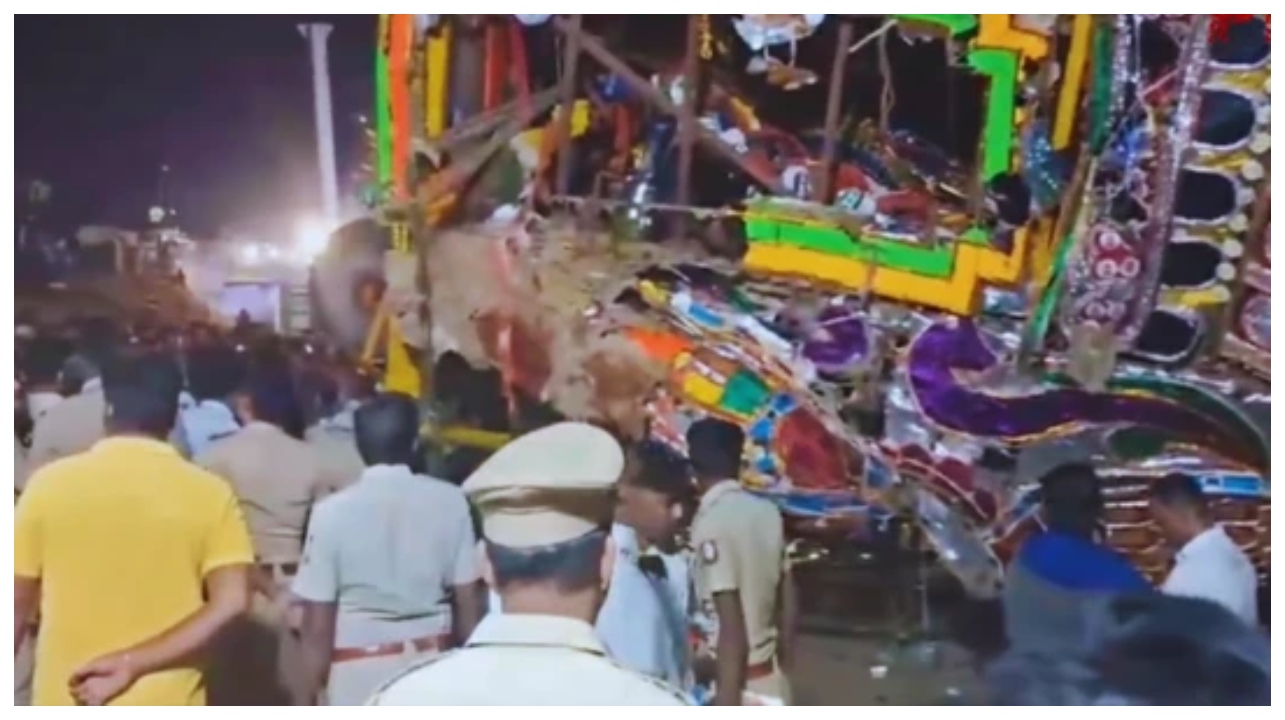 பகீர்: மயானக் கொள்ளை திருவிழாவில் 60 அடி உயரத் தேர் சரிந்து விழுந்த கோர விபத்து – நடந்தது என்ன?.. வைரலாகும் வீடியோ…!!!