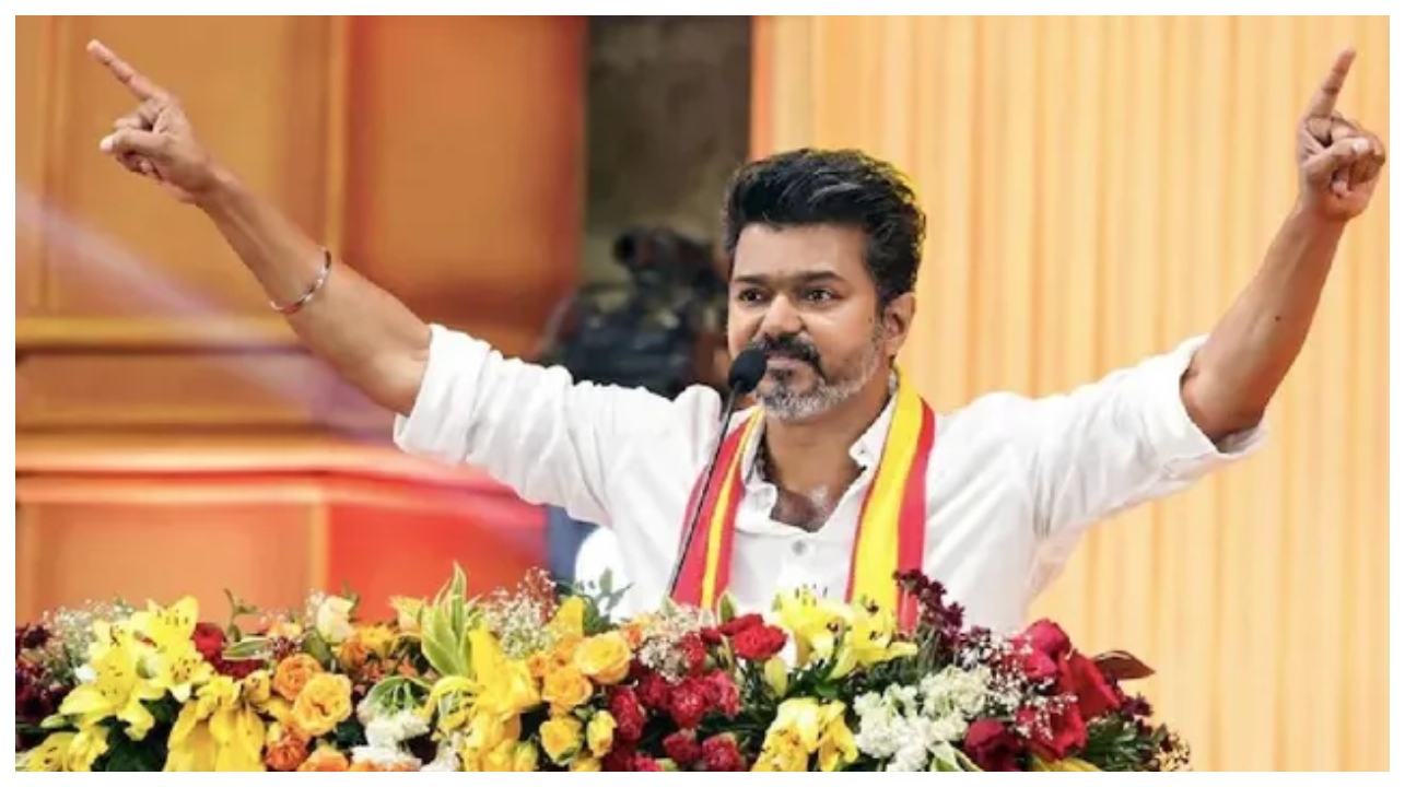 த.வெ.க-வில் முதல் வேட்பாளர் இவர்தானா?.. கோபி தொகுதியில் லட்டு கொடுத்து ஓட்டு கேட்ட பின்னணி – கதிகலங்கும் மற்ற கட்சிகள்..!!!