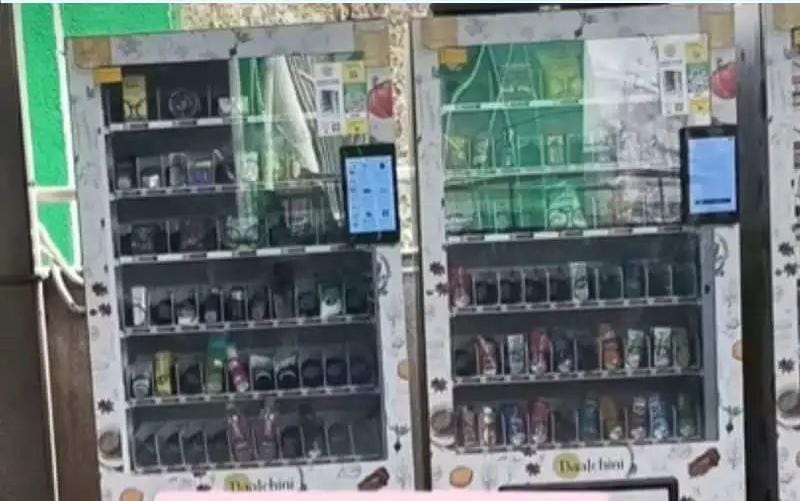 டெல்லி மெட்ரோ நிலையத்தில் அதிசய இயந்திரம்…. சிற்றுண்டிக்கு பதில் உள்ளாடை விற்பனை… ஆச்சரியத்தில் பயணிகள்… வைரலாகும் வீடியோ…!!!