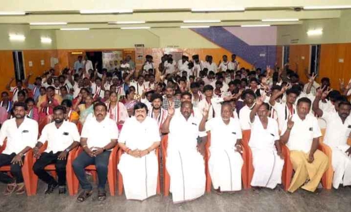 கெத்து காட்டிய ராஜேந்திர பாலாஜி..! “அம்புட்டு பேரும் படிச்சவங்க”… 300-க்கும் மேற்பட்ட பட்டதாரி இளைஞர்கள் அதிமுகவில் ஐக்கியம்… குஷியில் இபிஎஸ்..!!