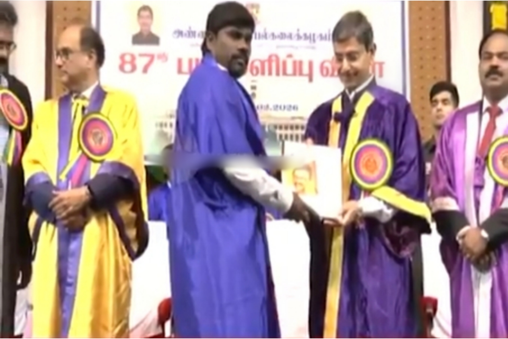 “பதறிய செக்யூரிட்டி… மிரண்ட அதிகாரிகள்” – முதல்வர் படத்துடன் ஆளுநரைச் சந்தித்த புஷ்பராஜ்…. ஒரு மாணவனின் ‘மாஸ்’ சம்பவம்….!!