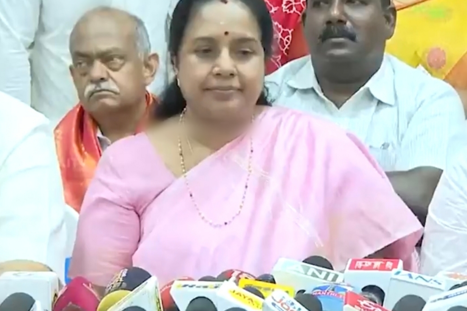 “பூதாகரமாக்காதீங்க…. அப்படி ஒண்ணுமே இல்ல” அண்ணாமலை சட்டசபைக்குள்ள போகணும்…. வானதி ஸ்ரீனிவாசனின் அதிரடி பேட்டி….!!