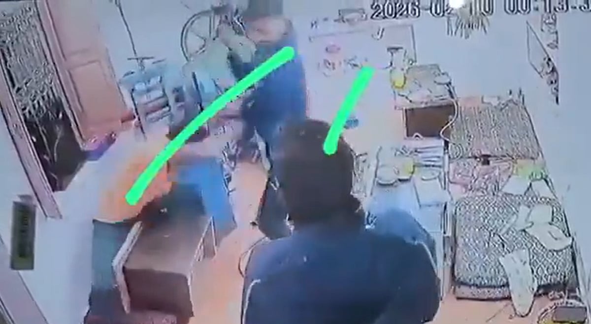 அரசியல் பிரமுகரின் சகோதரர் படுகொலை…. நகைக் கடைக்குள் புகுந்த மர்ம நபர்கள் உரிமையாளரை சரமாரியாக குத்தி… வைரல் வீடியோ…!!!