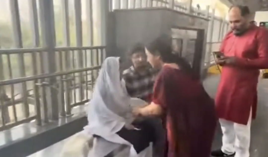 “என்னம்மா…. இவ்ளோ ஸ்பீடா இருக்கீங்க” காதலியுடன் சிக்கிய மகன்…. ஒரு நிமிஷத்துல நிச்சயதார்த்தத்தை முடித்த அம்மா….!!