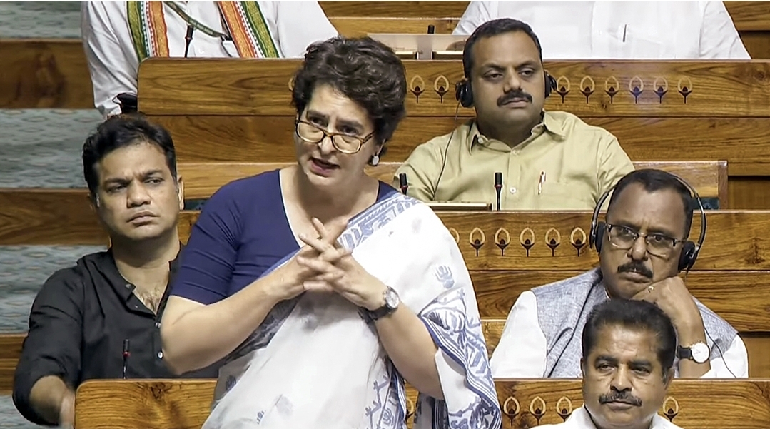 “மோடியை அடிக்கப் போனாங்களா?” அவரு பதில் சொல்ல பயந்து ஒளிஞ்சுக்கிட்டாரு…. பெண் எம்.பி.க்களின் தக்லைப் பதிலடி….!!