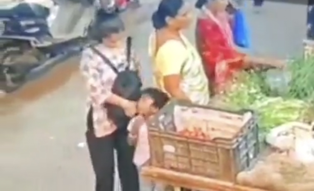 “அம்மாக்களே உஷார்…. இது ஒரு வார்னிங்” குழந்தைக்கு நகை போட்டு கூட்டிட்டு போறீங்களா….? இந்த வீடியோ உங்களுக்கு தான்….!!