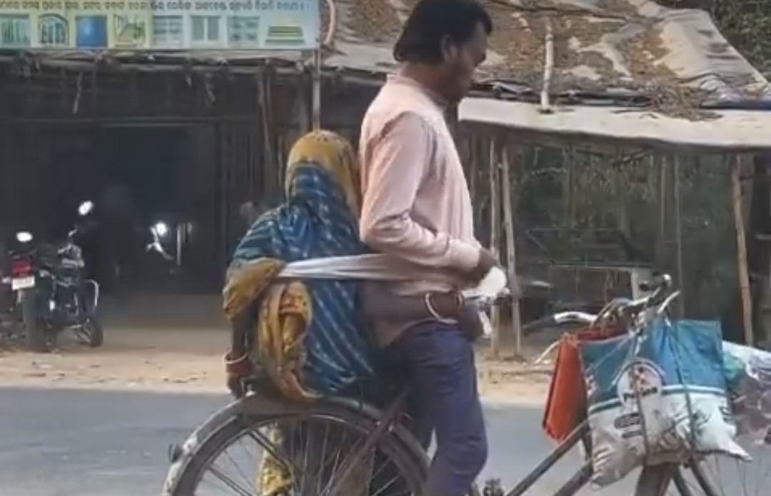 ​”அந்தச் சைக்கிள் தான் அவனுக்கு ரோல்ஸ் ராய்ஸ்” அம்மாவை இடுப்போடு சேர்த்து கட்டி…. இணையத்தை அழவைத்த மகன்….!!