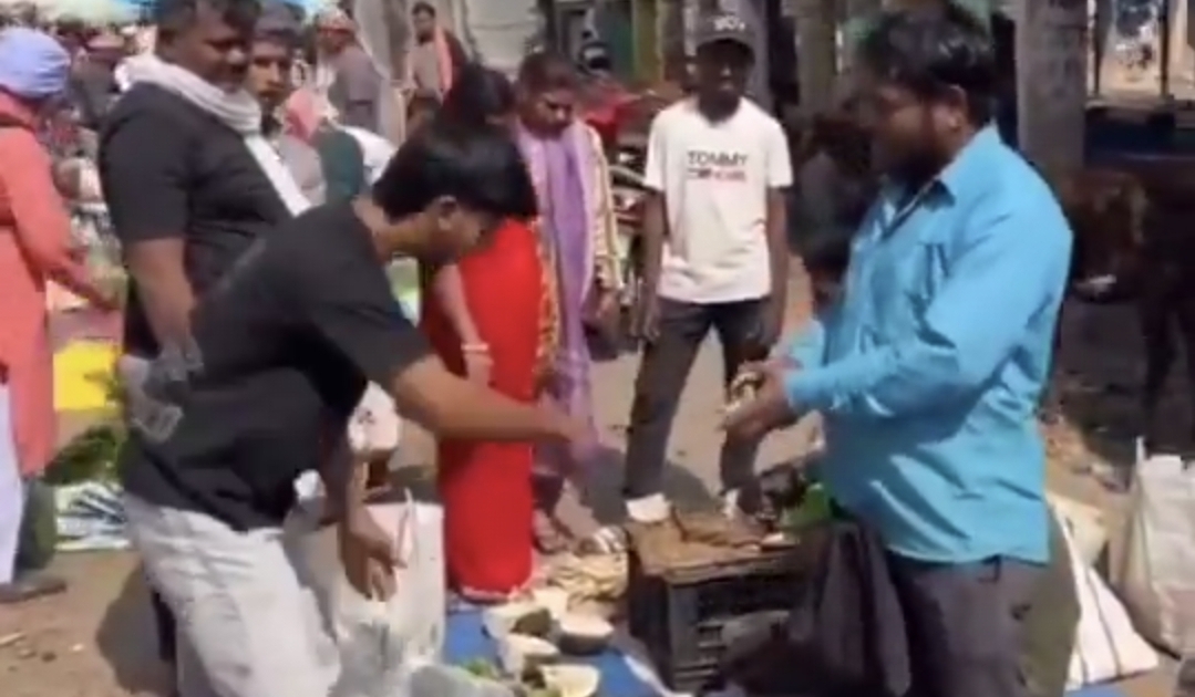 ​”எவன்யா இவன்…. திருடுன பொருள ஓனர்கிட்டயே வித்துட்டான்” காய்கறி மார்க்கெட்ல நடந்த ஒரு ‘அல்டிமேட்’ நூதன மோசடி….!!