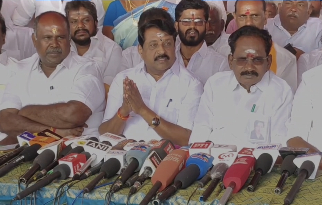 “விஜய் கூட்டத்துல சாவு விழுறது அவருக்கு ‘நல்ல சகுனம்’ தானே?” அடுத்த சர்ச்சையில் சிக்கிய நயினார்…. வறுத்து எடுக்கும் நெட்டிசன்கள்….!!