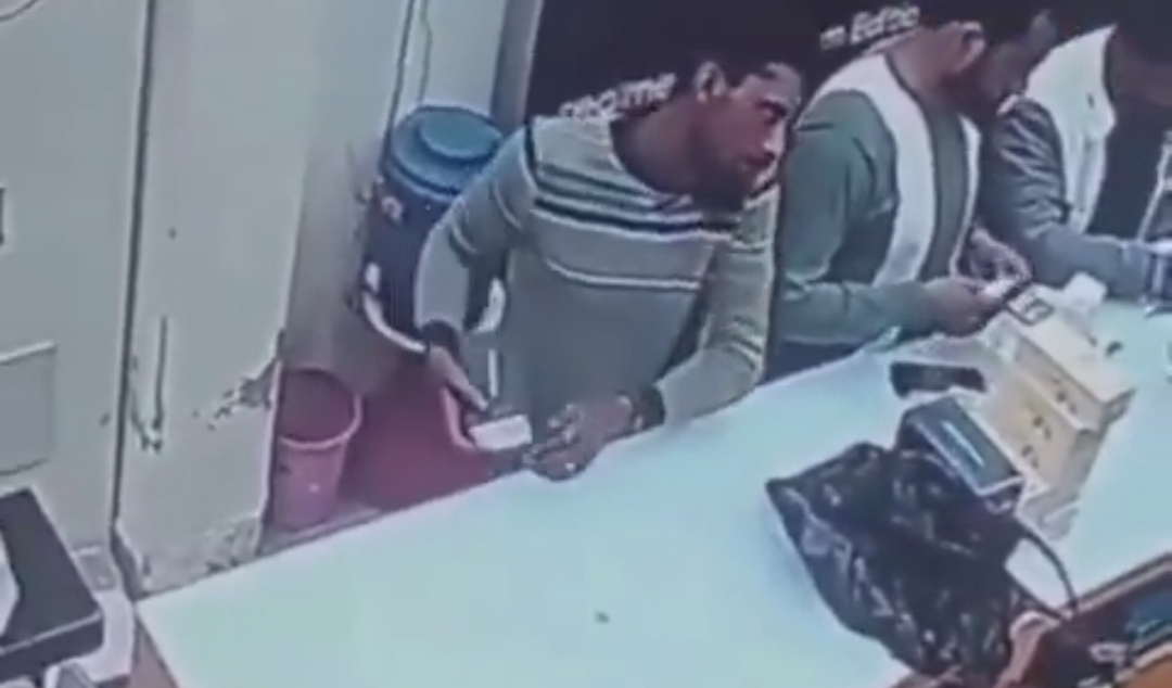போன் வாங்குற மாதிரி வந்து ஆட்டைய போட்ட கில்லாடி…. சிசிடிவி-யை கவனிக்காம விட்ட விபரீதம்…. திருடன் போட்ட ‘பகீர்’ ஸ்கெட்ச்….!!