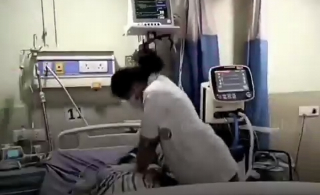 30 நிமிஷம் விடாத CPR…. திரும்பி வந்த உயிர்…. ICU-வில் நடந்த அந்த ‘மிராக்கிள்’…. பெண் மருத்துவருக்கு குவியும் வாழ்த்துக்கள்….!!