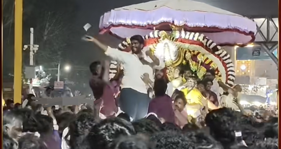 “சாமி முன்னாடி இப்படியா காசை வாரி வீசுவீங்க?” – திமுக கவுன்சிலர் செஞ்ச வேலை…. வைரலாகும் பகீர் வீடியோ….!!