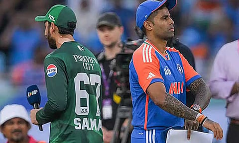 IND Vs PAK: உலக கிரிக்கெட் ரசிகர்கள் எதிர்பார்க்கும் மேட்ச்..! “நாளை அது நடக்குமா நடக்காதா?”.. கைகுலுக்கலில் நீடிக்கும் சஸ்பென்ஸ்.. போட்டுடைத்த பாக். கேப்டன்…!!