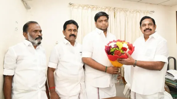 “எடப்பாடி முன்னிலையில் செம ட்விஸ்ட்” – ஓபிஎஸ்-ஸால் நீக்கப்பட்ட அந்த முக்கிய புள்ளி…. மீண்டும் அதிமுக-வில் ஐக்கியம்….!!