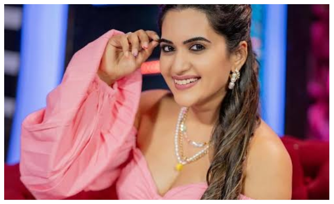 ஒரு காலத்தில் நகை கடையில் வேலை பார்த்தேன்… ஆனா இப்போ… பிரபல நடிகையின் நெஞ்சை உருக்கும் பிளாஷ்பேக்…!!!