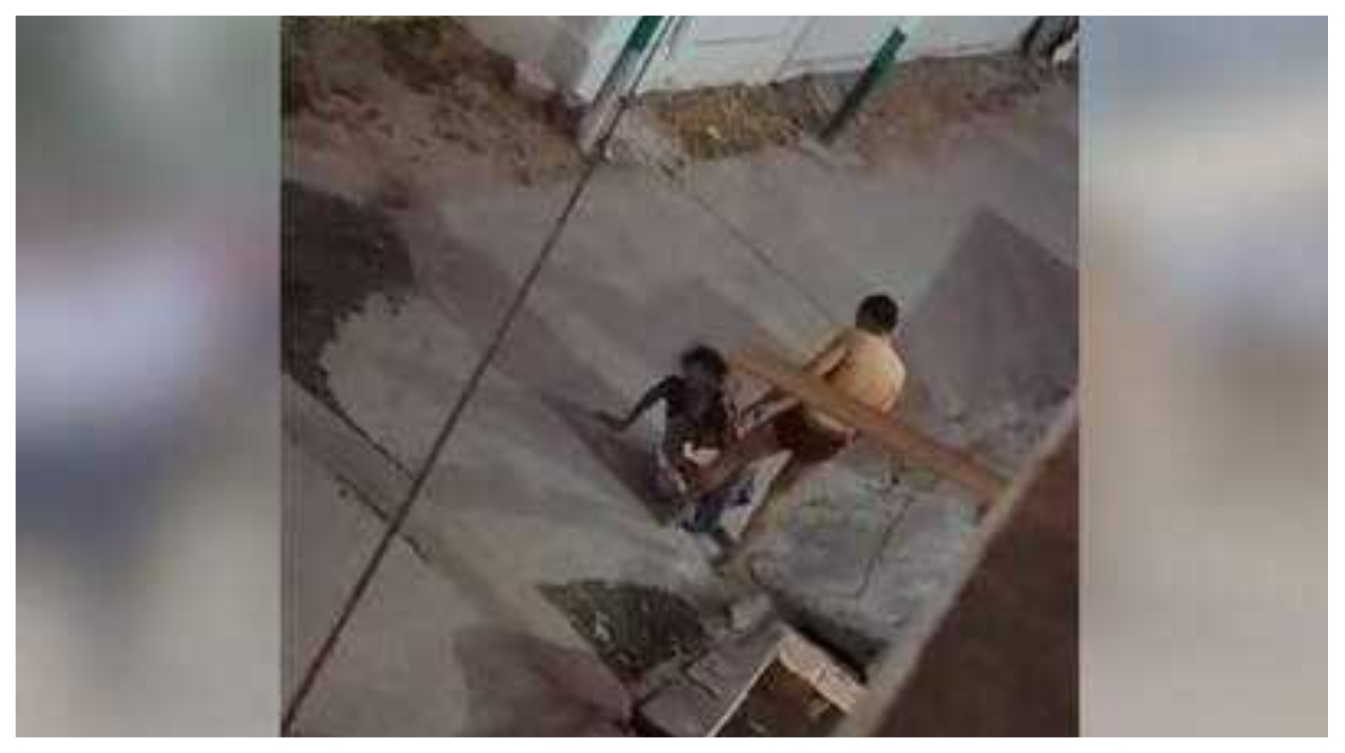 குடும்பத் தகராறு…  மதுபோதையில் அரை நிர்வாணமாக மனைவியை கொடூரமாக தாக்கிய காவலர்… வைரலாகும் அதிர்ச்சி வீடியோ…!!!