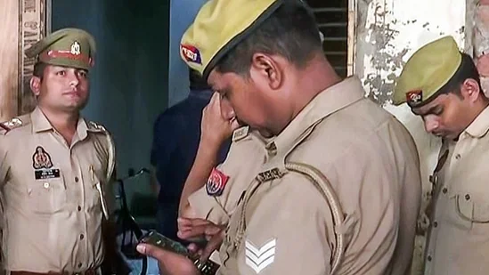 15 வருஷ காதலுக்கு முடிவு…. வாட்ஸ்அப்பில் வந்த மெசேஜ்…. காருக்குள் ரத்த வெள்ளத்தில் காதலன் காதலி…. போலீஸ் விசாரணை….!!