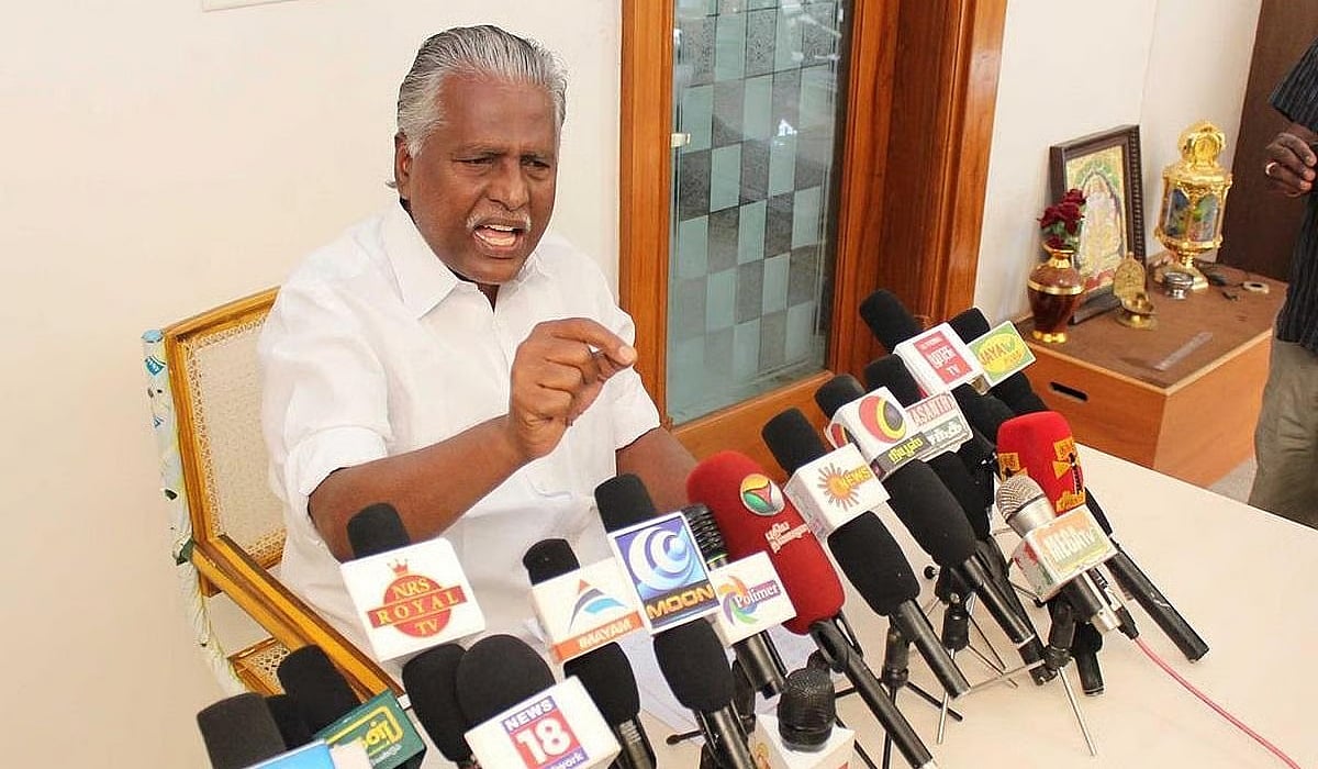 மூன்று முறை முதல்வர்.. இன்று திமுகவில் தஞ்சம்.. “அவரை மனிதராகப் பார்க்கவே வெட்கப்படுகிறேன்!” – ஓபிஎஸ்-ஐ பிரித்து மேய்ந்த கே.பி.முனுசாமி..!!