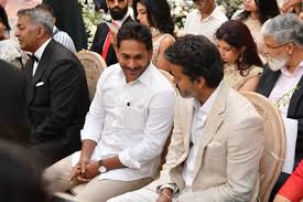 ஒரே மேடையில் ஜெகன் மோகன் ரெட்டியும் தளபதி விஜய்யும்! – ஆந்திர முன்னாள் முதல்வர் வீட்டு கல்யாணத்தில் நடந்த சுவாரஸ்யம்..!!
