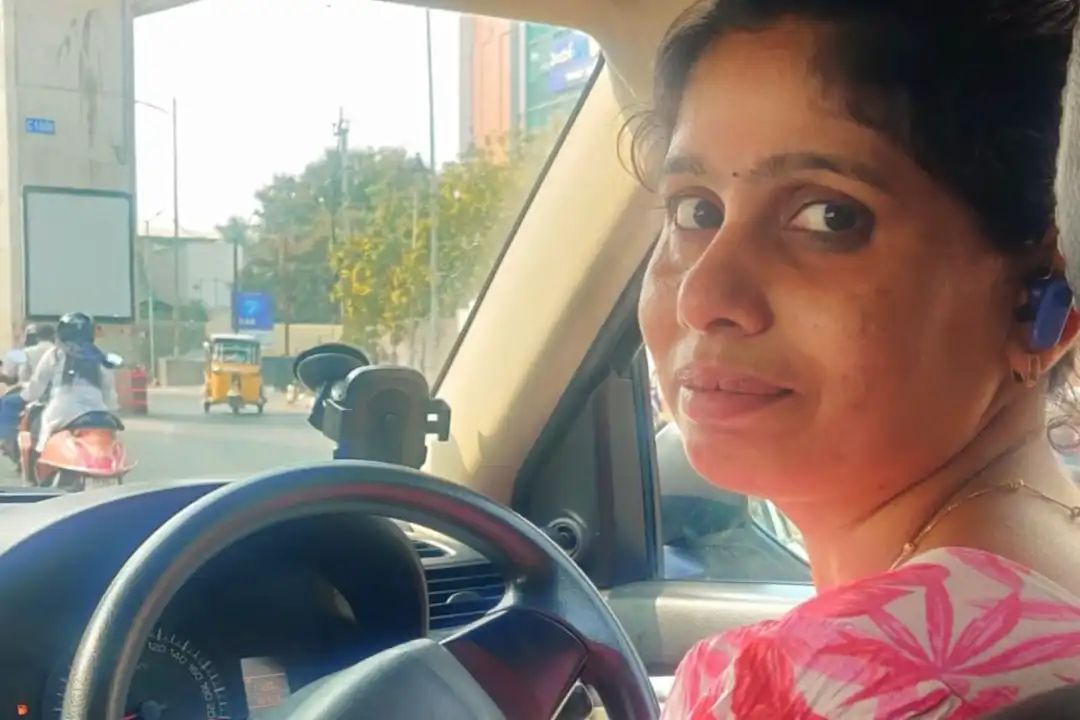 “3 குழந்தைகளுக்குத் தாய்…. ஆனா இப்போ கார் டிரைவர்” உபெர் நந்தினியின் கண்ணீர் கலந்த துணிச்சல்….!!