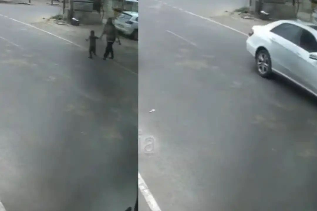 தாயின் கையை உதறி தள்ளிவிட்டு சாலைக்கு ஓடிய சிறுவன்… பைக் மோதி தூக்கி வீசப்பட்டு… பதற வைக்கும் வீடியோ…!!!