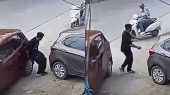 “இவரு மனுஷன் இல்ல இந்தியன் ஹல்க்” காரைத் தூக்கி அசால்ட்டா ஓரமா வச்ச நபர்…. இதோ அந்த வைரல் வீடியோ….!!