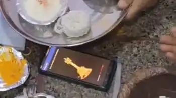 “ஐயரே.. நீங்க எங்கயோ போயிட்டீங்க” – மந்திரம் ஒரு பக்கம்…. மொபைல்ல மணி சத்தம் ஒரு பக்கம்…. வைரலாகும் ஸ்மார்ட் பூஜை….!!