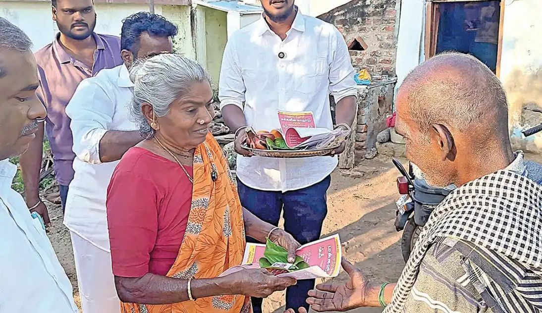 அரசியல் களத்தில் சீமானின் தாயார்… வீடு வீடாக சென்று வெற்றிலை பாக்கு வைத்து மாநாட்டு அழைப்பு….!!!